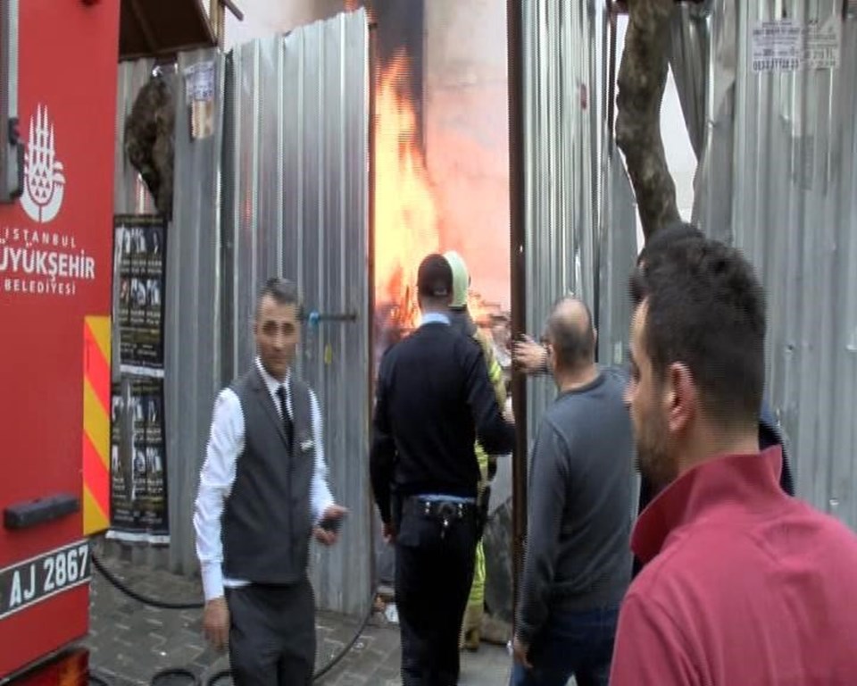 Beyoğlu'nda korkutan yangın - 1
