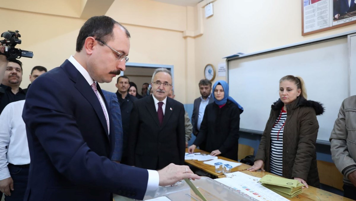 Bakan Muş'un sandığından Erdoğan çıktı Bakan Muş'un sandığından Erdoğan çıktı
