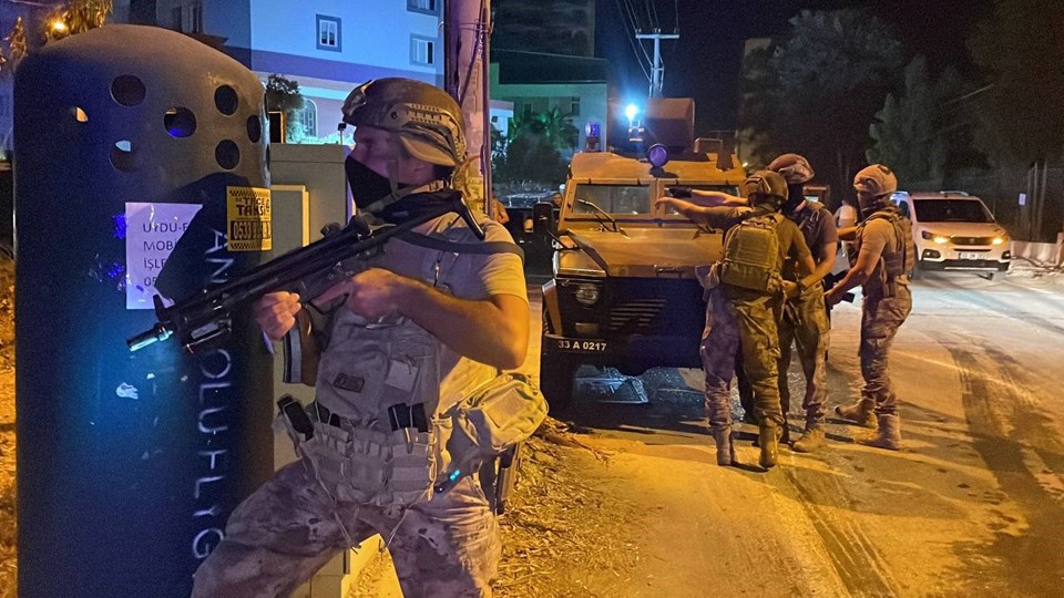 Mersin'de polisevine saldırı: Bir polis şehit oldu, bir polis ve bir vatandaş yaralı - 3