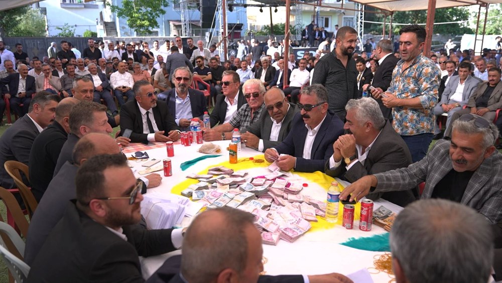 Aşiret düğününe 5 bin kişi katıldı, takı töreni 4 saat sürdü (Para ve altınları 15 kişi saydı) - 7