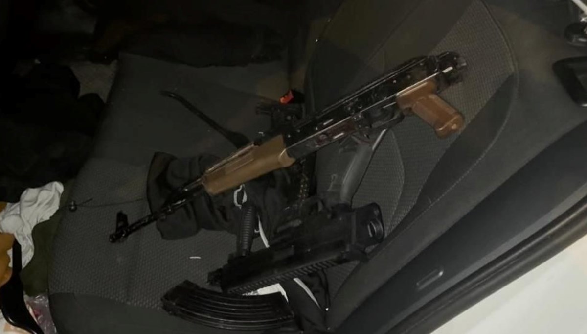 Şüpheli araçta silahlar ele geçirildi: Hareket halindeki araçtan atladılar! Şüpheli araçta silahlar ele geçirildi: Hareket halindeki araçtan atladılar!