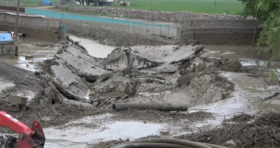 Muş'ta selde köprü yıkıldı: 5 araç ve 35 ev hasar gördü - 2