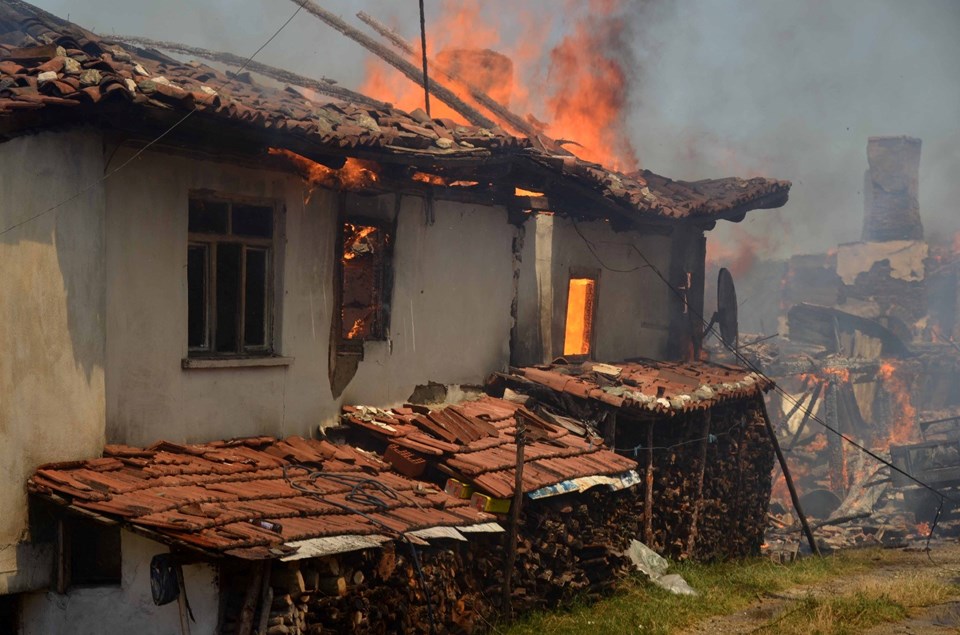 Kastamonu'da yangın: 4 ev kullanılamaz hale geldi - 2