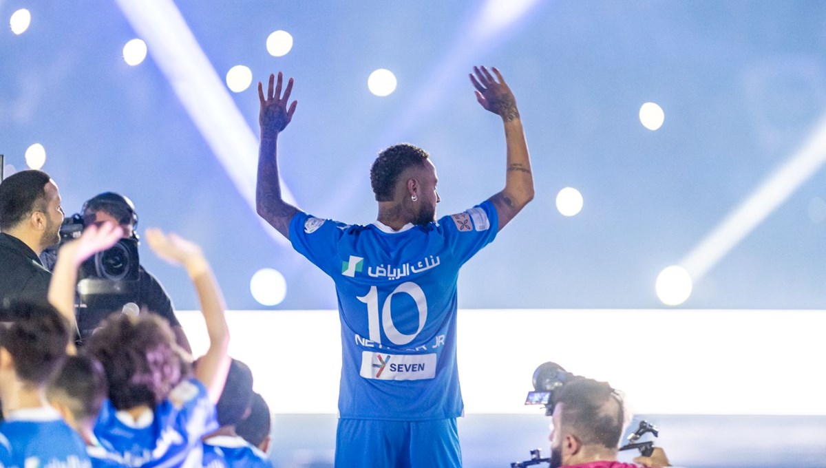 Al Hilal'den görkemli tören: Neymar araftarlarla buluştu Al Hilal'den görkemli tören: Neymar araftarlarla buluştu