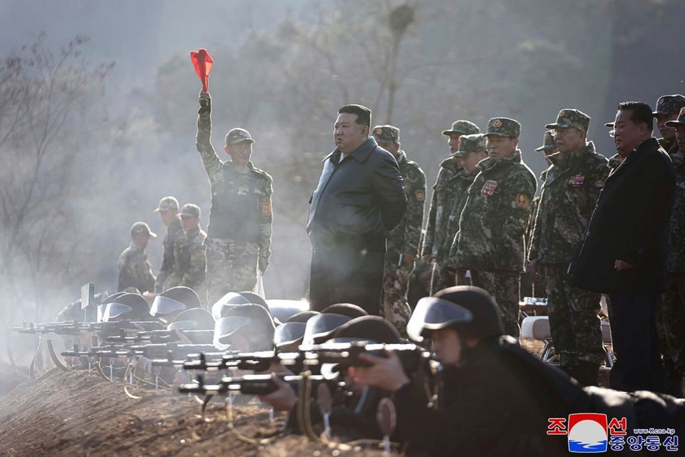 Kim Jong Un sava� haz�rl���nda: Sald�r� tatbikatlar�na kat�ld�