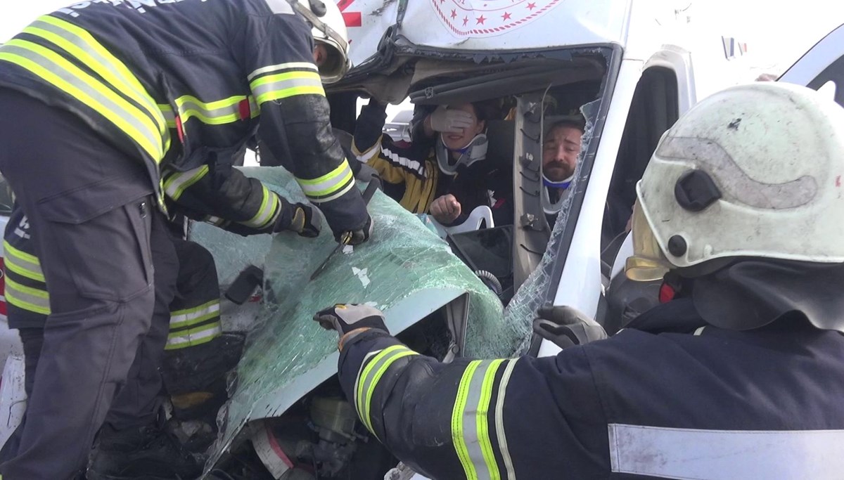 Kazaya giden ambulans kaza yaptı: 8 yaralı Kazaya giden ambulans kaza yaptı: 8 yaralı