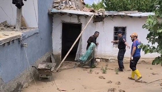 Evini kaybetti: Ekmek teknesini enkazdan çıkardı