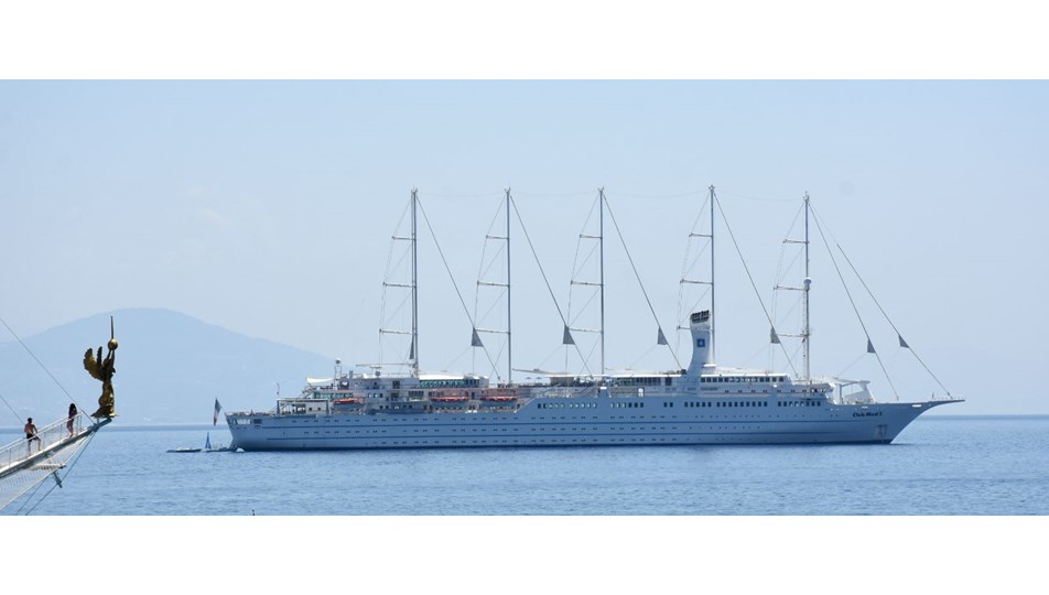 Dünyanın en büyük yelkenli gemilerinden 'Club Med 2' Alanya'da