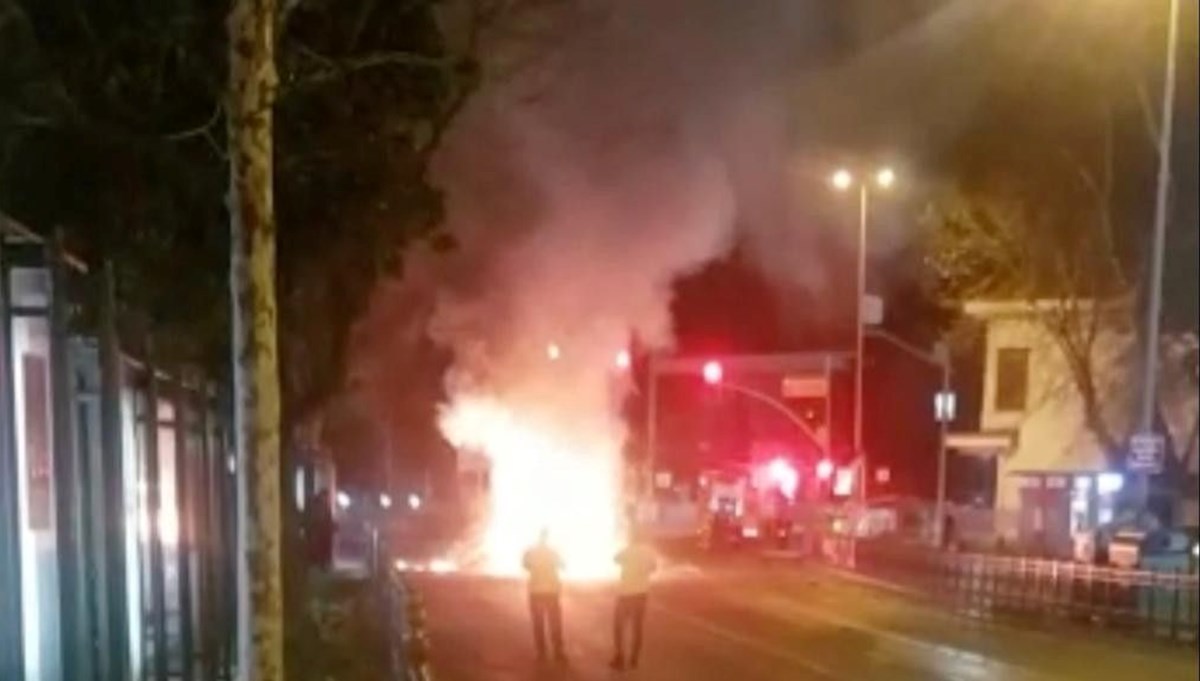 Beşiktaş Meydan’da otomobil alev alev yandı