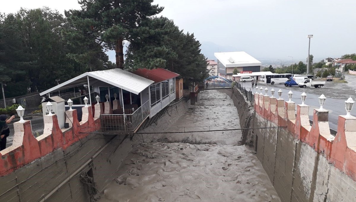 Erzincan'da sağanak sele neden oldu