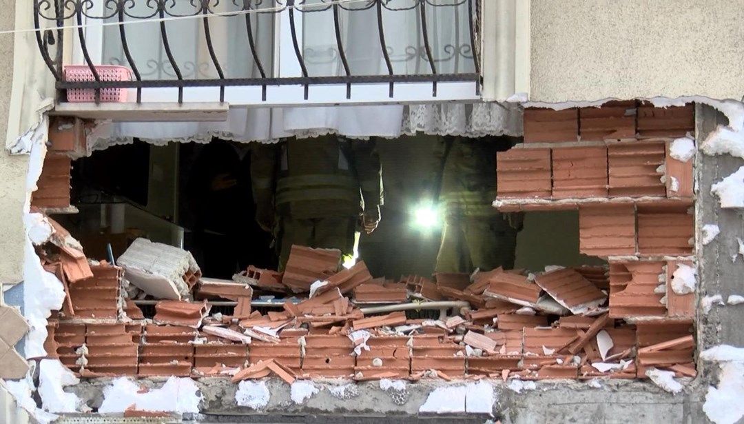 İstanbul'da patlayan rögar evin duvarını yıktı