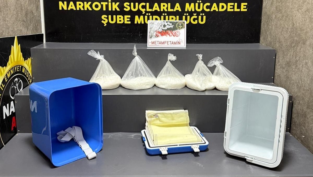 Piknik termosundan 5 kilogram uyuşturucu çıktı Piknik termosundan 5 kilogram uyuşturucu çıktı