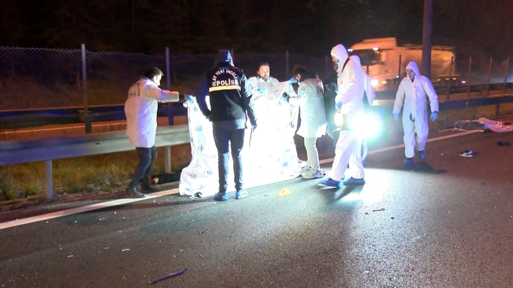 TEM Otoyolu'nda feci kaza: Otomobil yayalara çarptı, 5 kişi öldü - 8