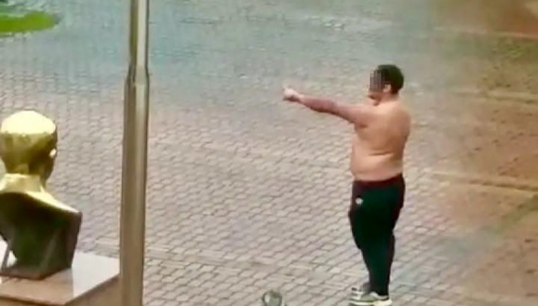 Elinde kesici aletle yarı çıplak halde belediyenin kapısına dayandı