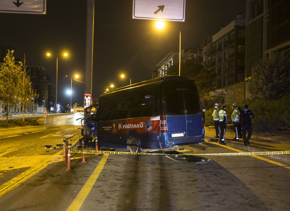 Ankara'da dolmuş yön levhası direğine çarptı: 1 ölü, 1 yaralı - 1