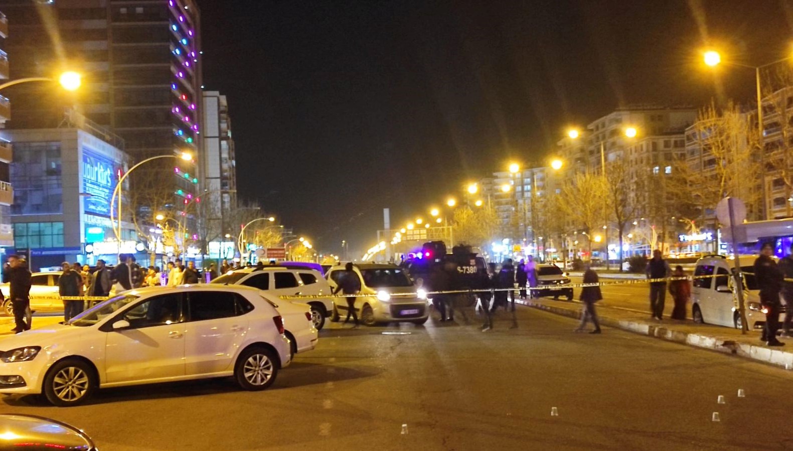 Diyarbakır’da kahvehaneye silahlı saldırı: 1’i ağır 3 yaralı