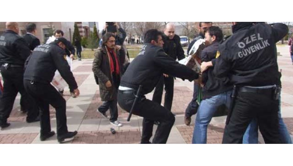 Güvenlikçilerden öğrencilere kelepçe