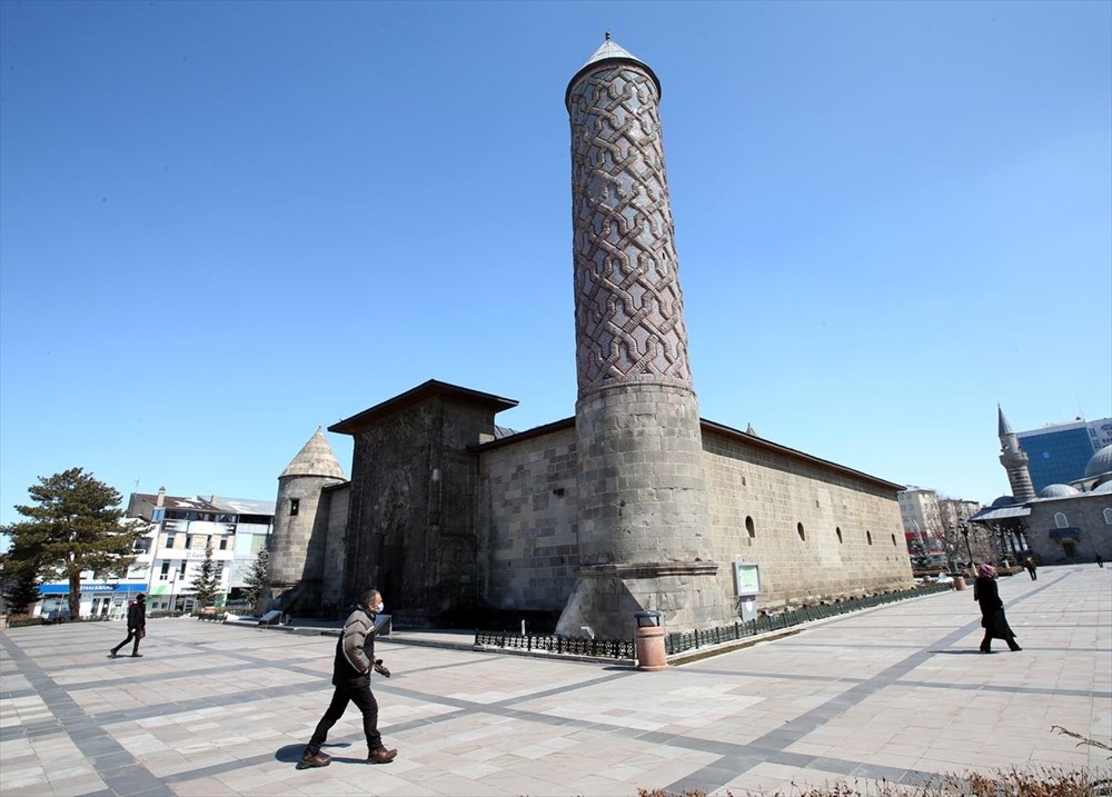 Erzurum yüzlerce yıllık yapılarıyla ziyaretçilerini tarihi yolculuğa çıkarıyor - 17