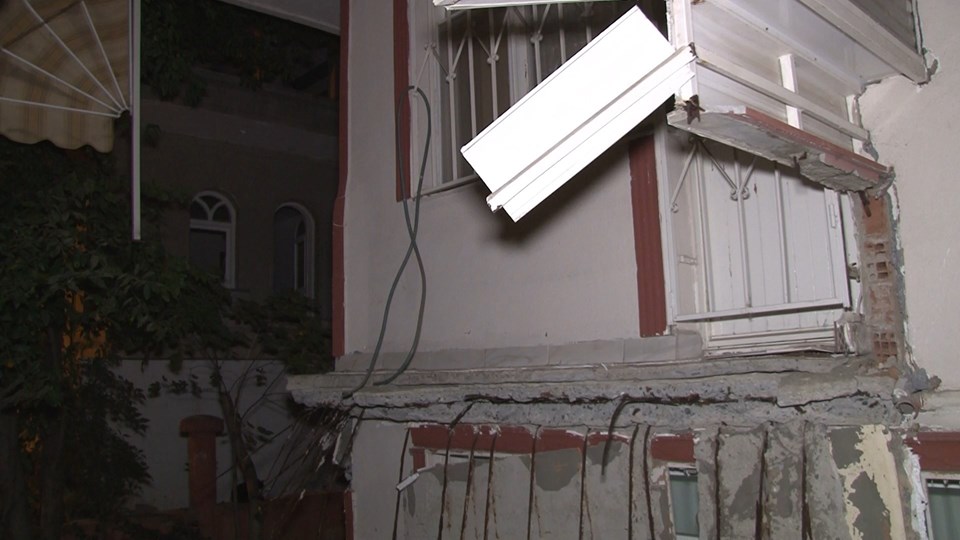Avcılar’da bir apartman dairesinin balkonu çöktü, bina tahliye edildi - 1