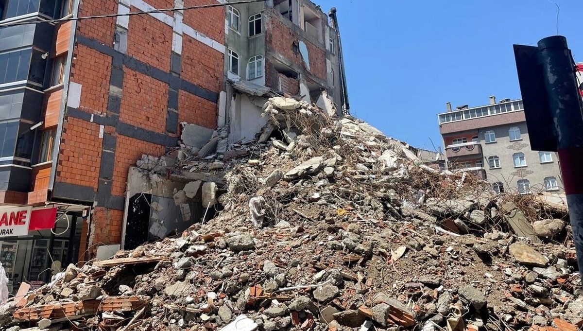 Yıkılırken kopan kolon bitişiğindeki binaya zarar verdi