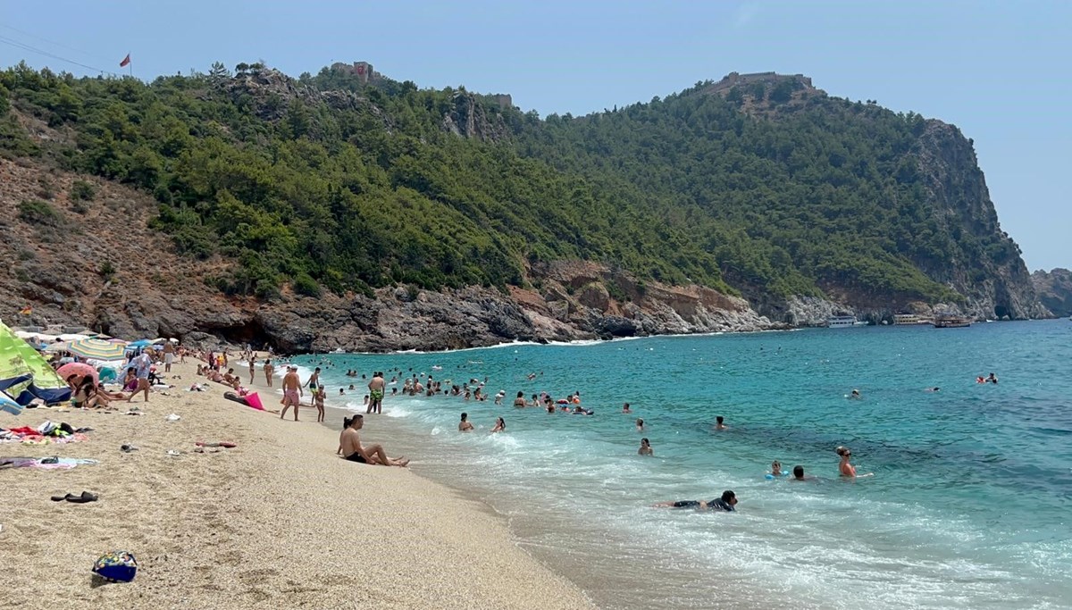 31 derecede deniz ve güneşin tadını çıkardılar: Kleopatra Plajı doldu