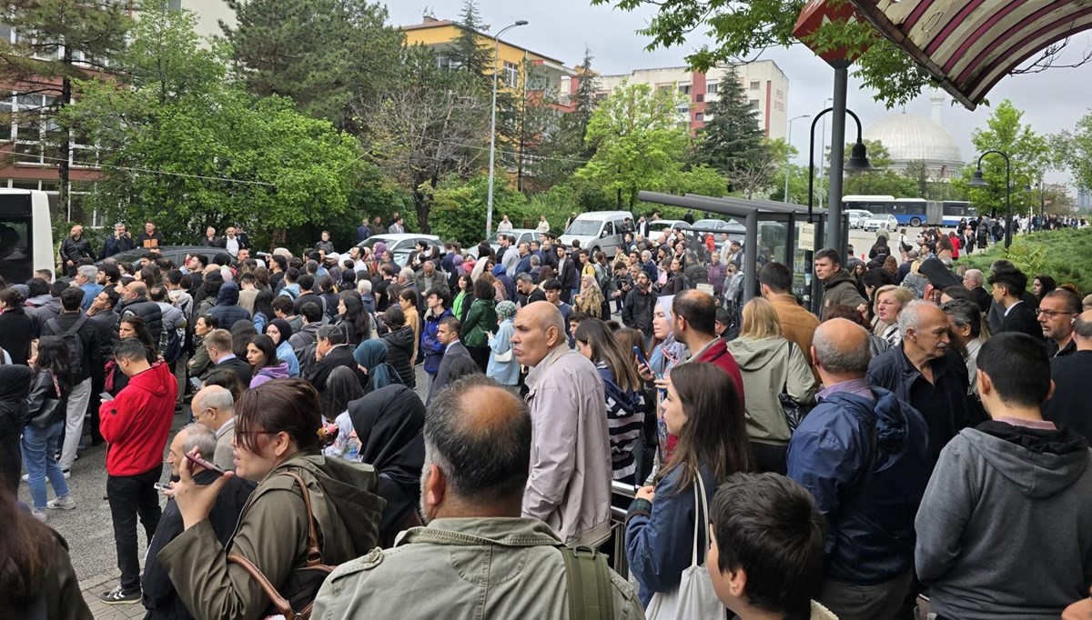 Sağanağın vurduğu Ankara'da metro istasyonlarında aksama Sağanağın vurduğu Ankara'da metro istasyonlarında aksama