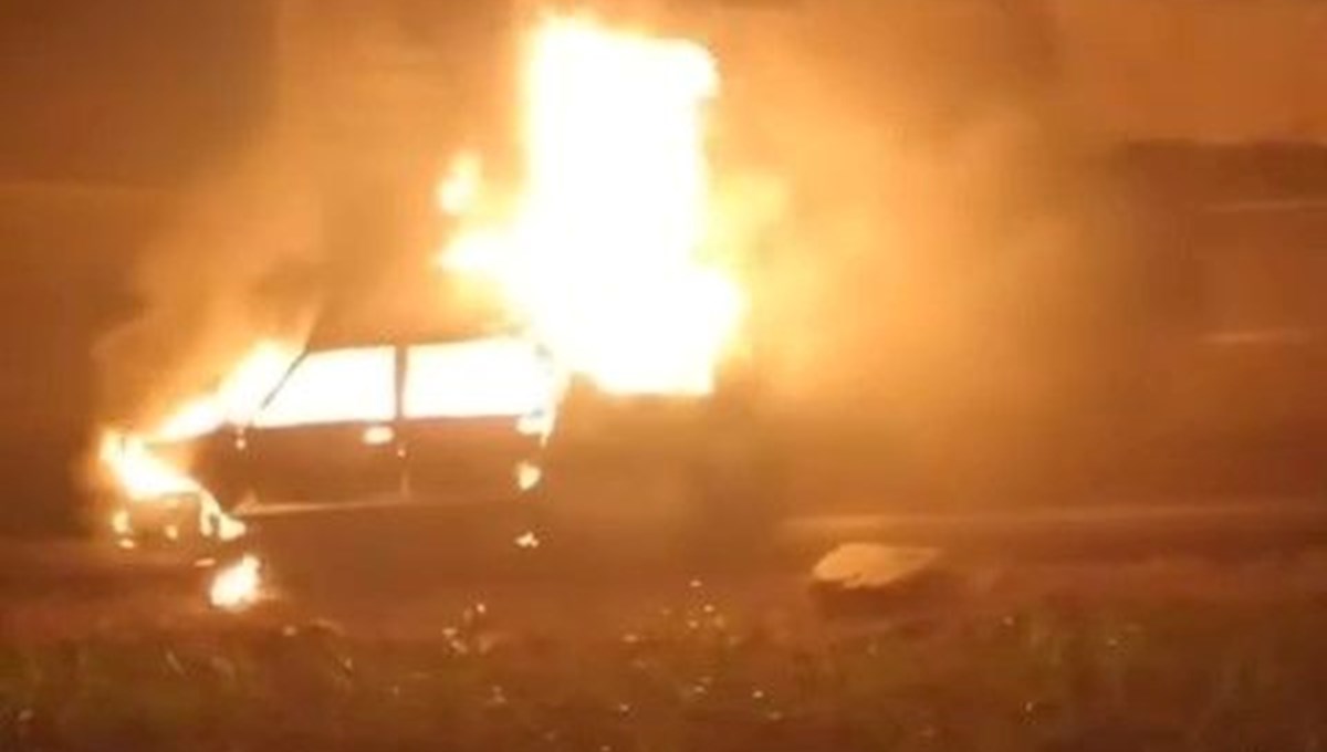 Kocaeli'de park halindeki araçta yangın Kocaeli'de park halindeki araçta yangın
