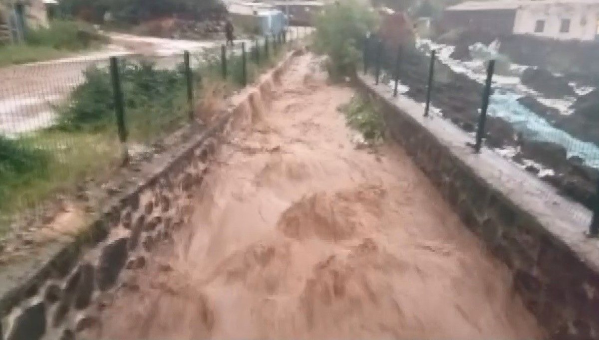 Kars’ta sel nedeniyle bazı evleri su bastı Kars’ta sel nedeniyle bazı evleri su bastı
