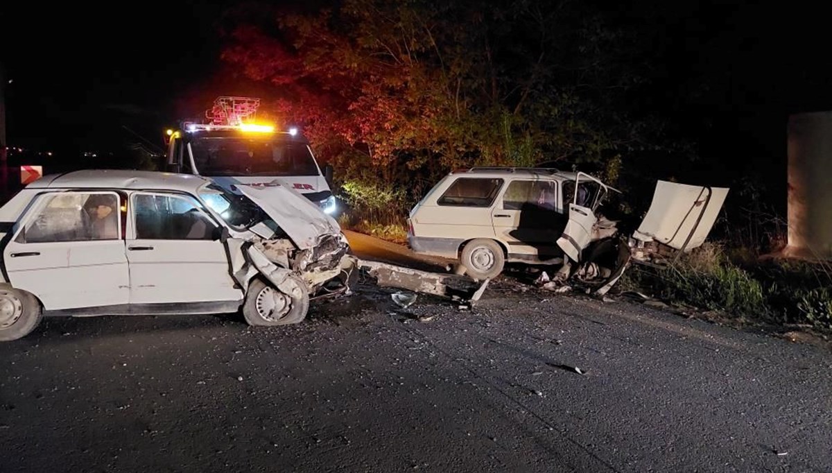 Burdur’da otomobiller kafa kafaya çarpıştı: 1’i çocuk 4 yaralı