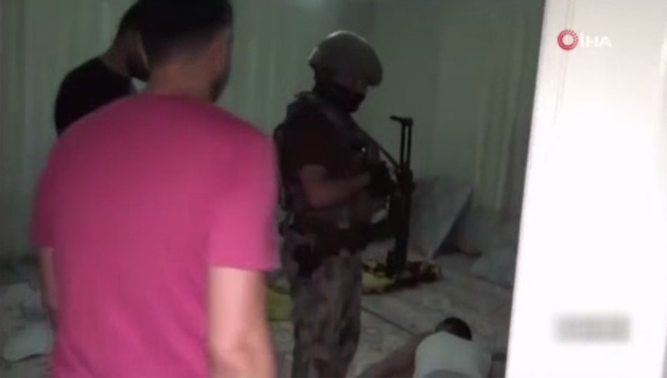 Polis dolandırıcıları tek tek yataklarından aldı
