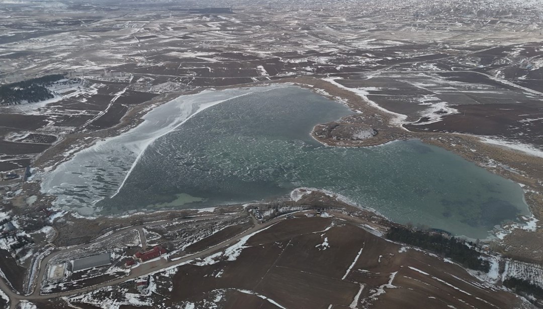 Bir ilde Sibirya soğukları etkili oldu: Koruma altındaki göl buz tuttu