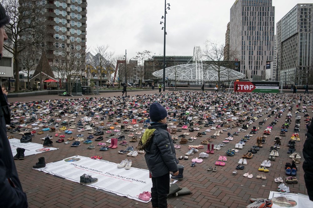 İsrail saldırılarında ölen Filistinli çocukları anmak için 8 bin çift ayakkabı bırakıldı: İşgali durdurun - 5
