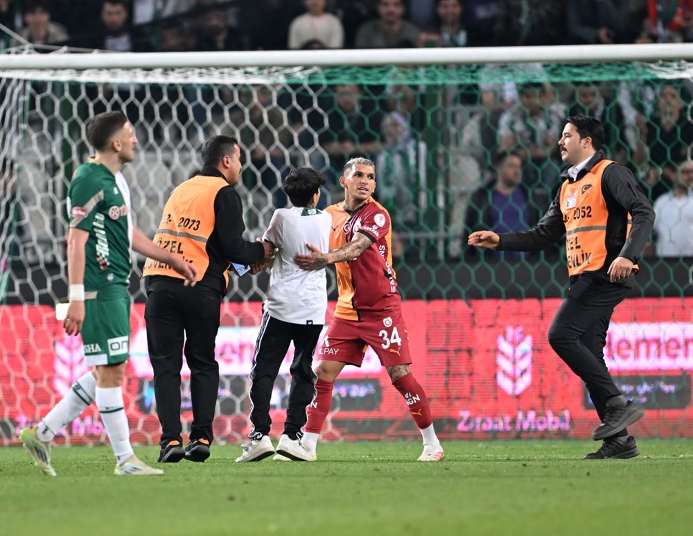 Konyaspor - Galatasaray maçında alana demir atıldı! 76 lDY2Ws2CNESzin4utzDkIA