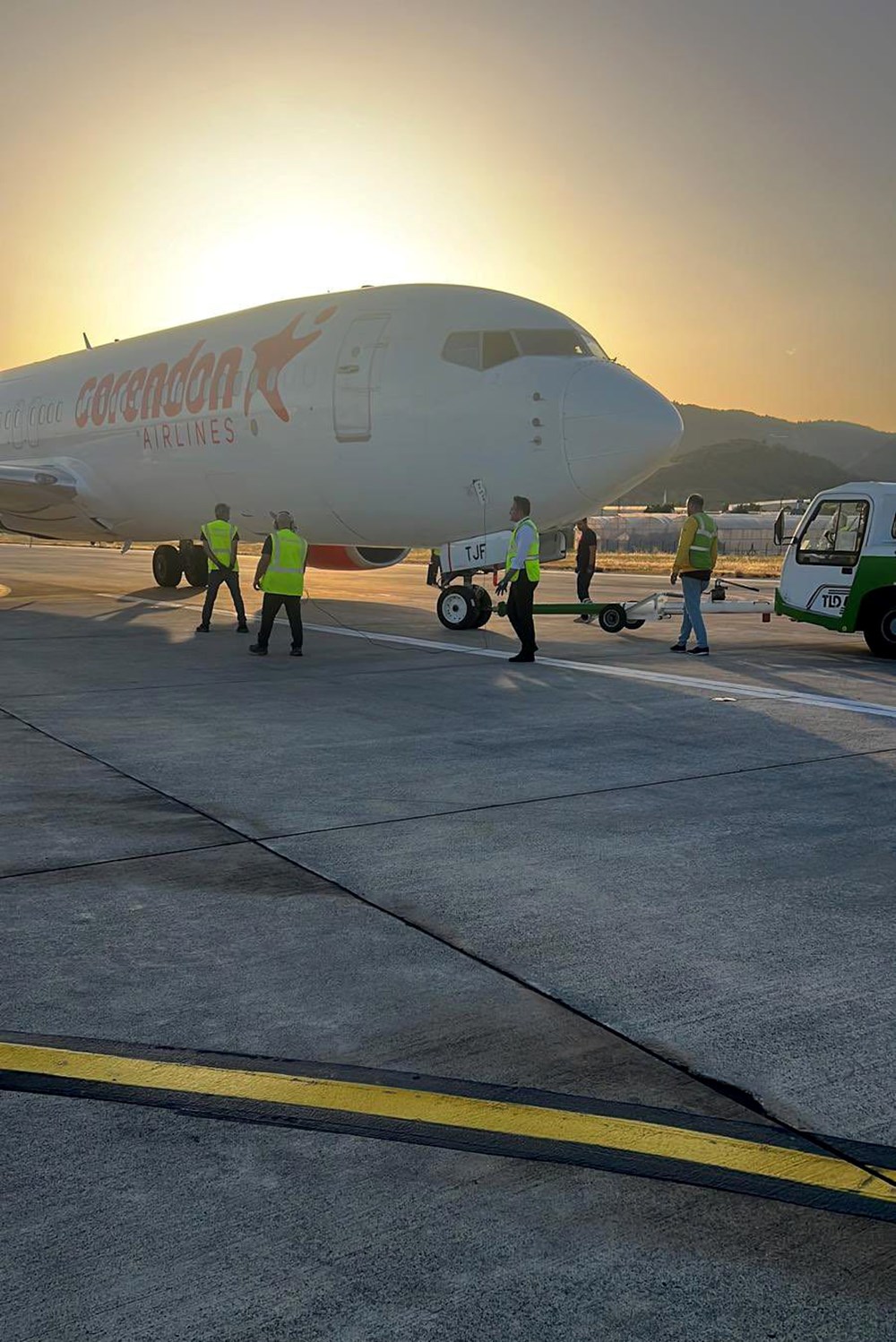 Antalya'da ön lastiği patlayan uçak park yerine çekildi - 4