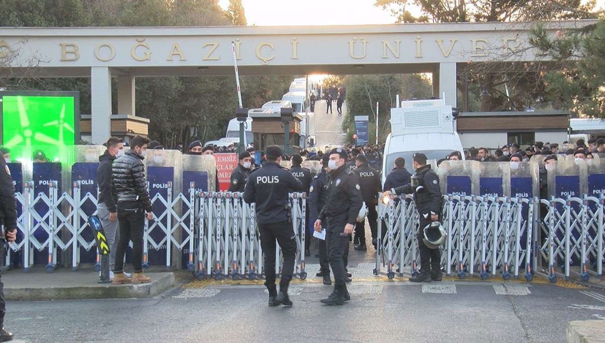 Boğaziçi Üniversitesi'nin kapısına takılan kelepçeyle ilgili inceleme