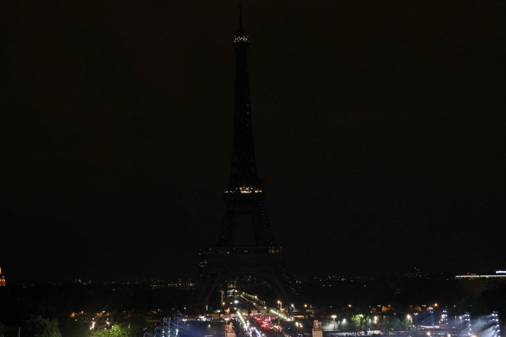 Paris'in sembolü Eyfel Kulesi enerji tasarrufu için erken karartıldı - 5