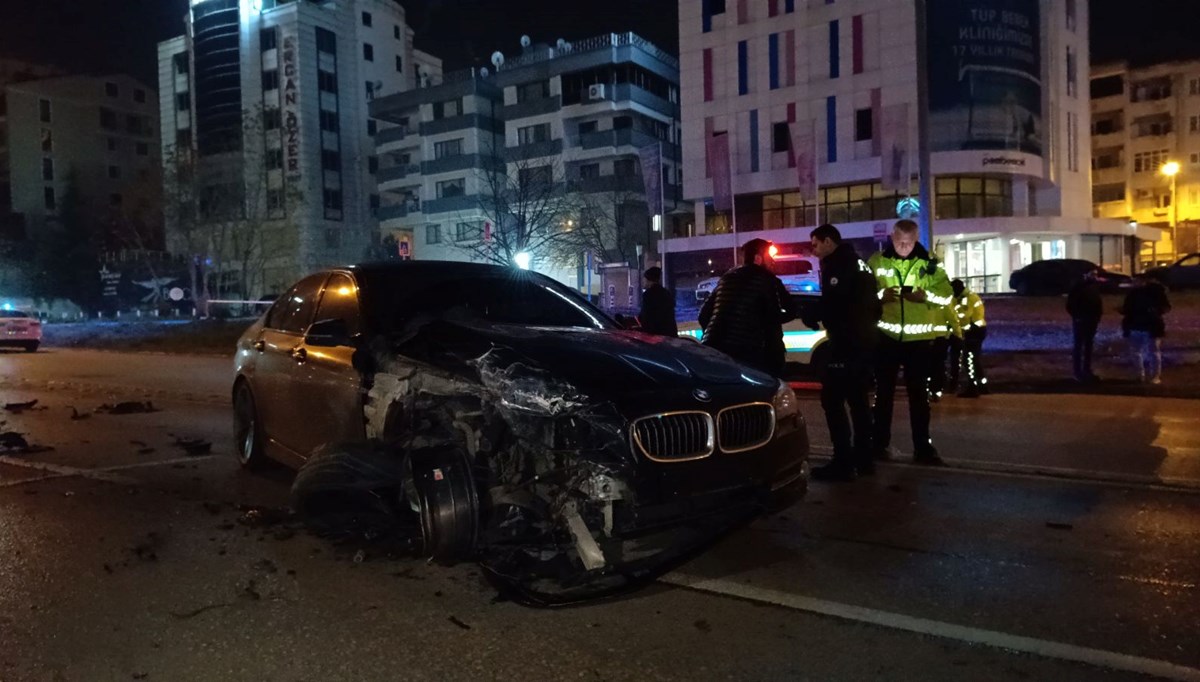 Bursa'da ters yönde giden otomobil TIR ile çarpıştı: 2 yaralı