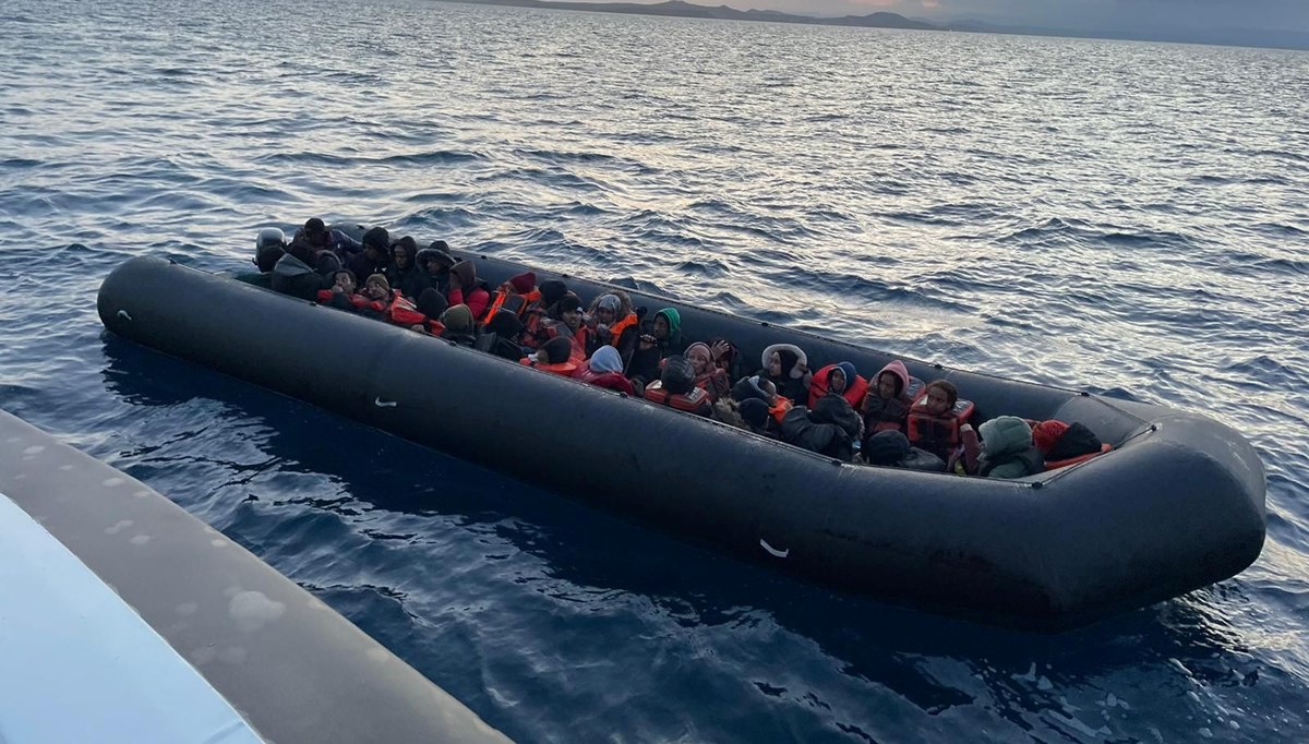 Ayvalık açıklarında 71 düzensiz göçmen yakalandı Ayvalık açıklarında 71 düzensiz göçmen yakalandı