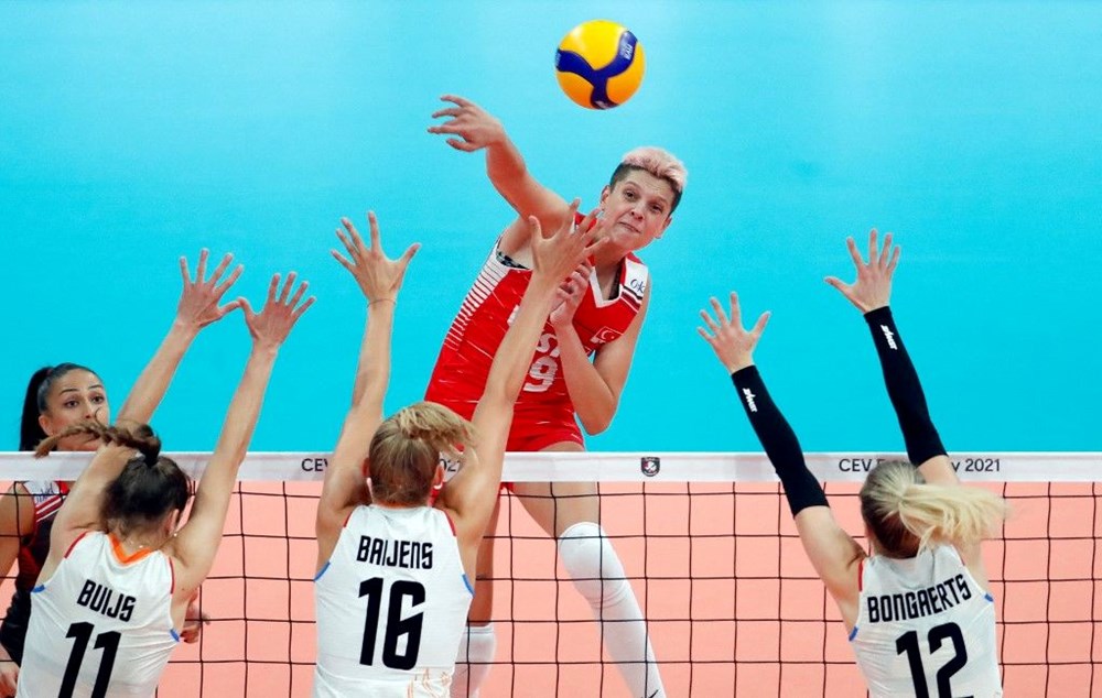 Su Burcu Yazgı Coşkun'dan nostaljik kare (Ünlülerin çocukluk ve gençlik halleri) - 253