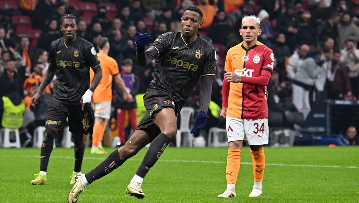 Galatasaray-Trabzonspor maçının tartışmalı anını eski hakemler yorumladı: Top çizgiyi geçti mi? Galatasaray-Trabzonspor maçının tartışmalı anını eski hakemler yorumladı: Top çizgiyi geçti mi?