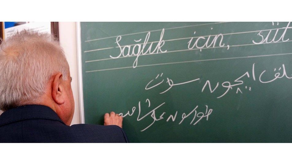 Edirne Valisi tahtaya Osmanlıca “Süt için” yazdı