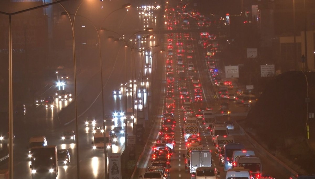 İstanbul'da trafikte son durum: Sis vurdu yoğunluk yüzde 60'ı gördü