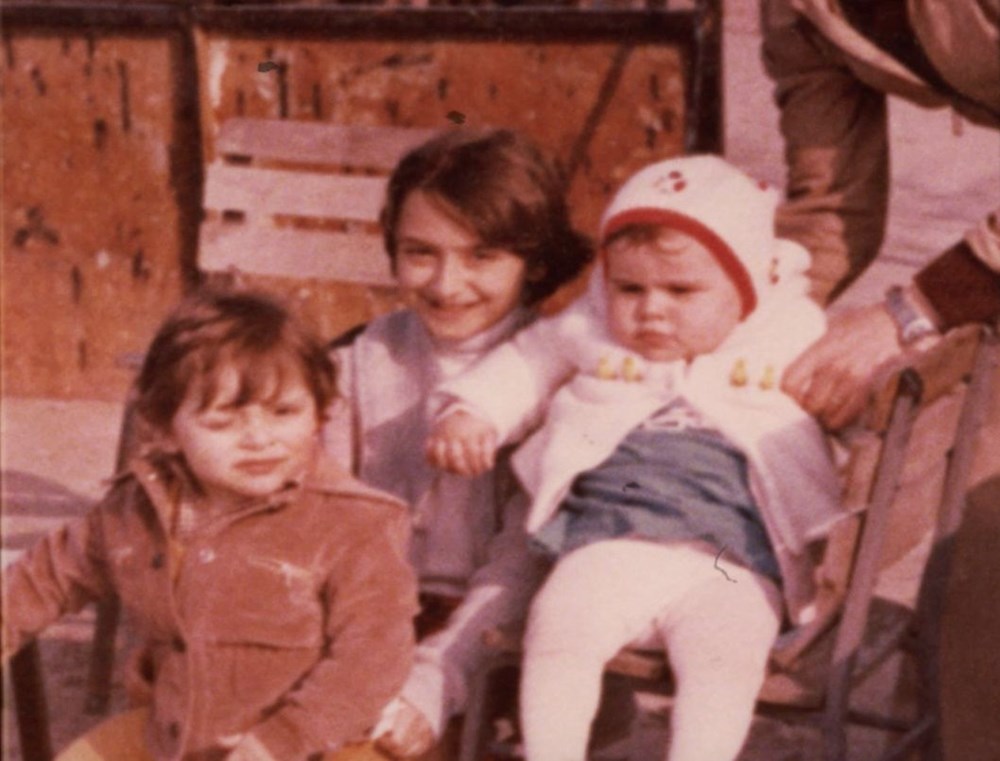 Su Burcu Yazgı Coşkun'dan nostaljik kare (Ünlülerin çocukluk ve gençlik halleri) - 370