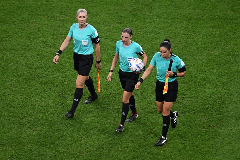 Dünya Kupası'nda ilk kez bir kadın hakem maç yönetti - 3