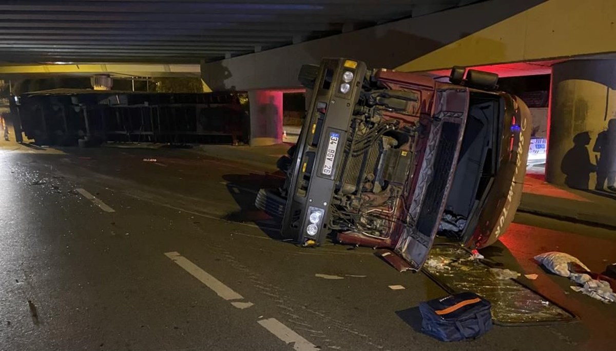 Bakırköy'de üst geçide çarpan TIR devrildi