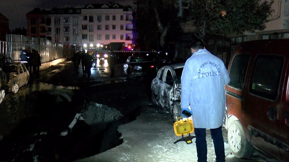 Zeytinburnu'nda doğalgaz borusu patladı: Yol çöktü, 4 araç yandı - 6