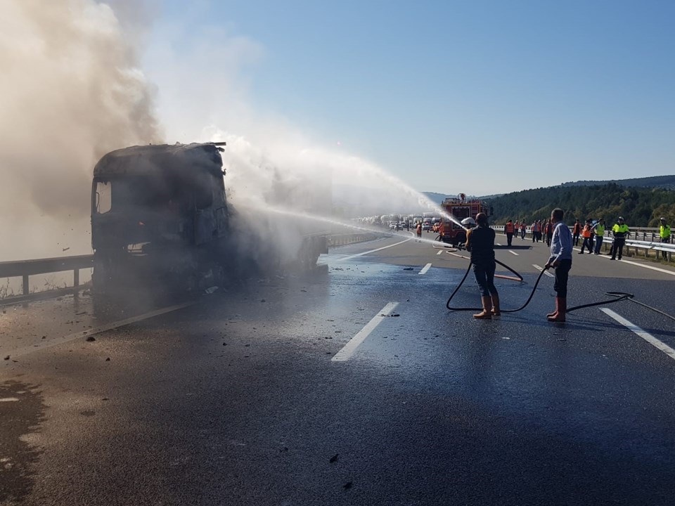 TEM'deki TIR yangını Ankara istikametini kapattı - 3