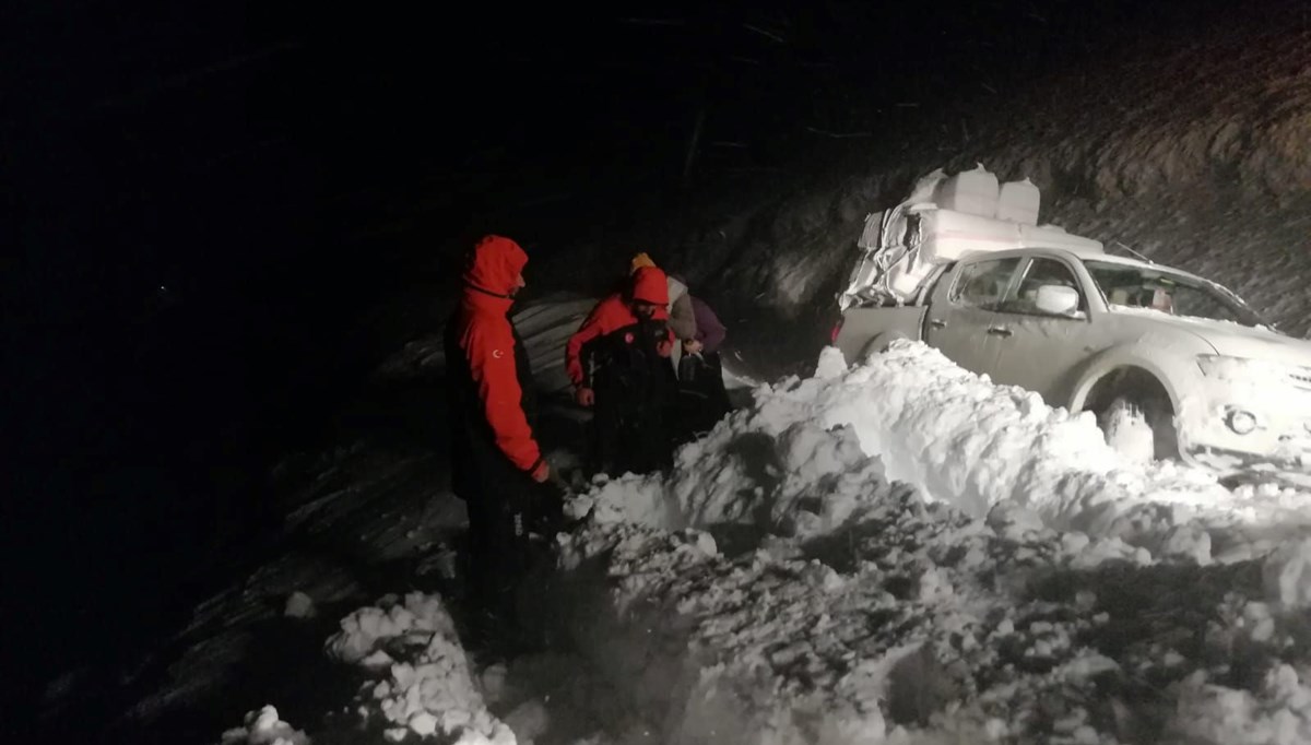 Gümüşhane'de kar ve tipi: Mahsur kalan 8 kişi kurtarıldı Gümüşhane'de kar ve tipi: Mahsur kalan 8 kişi kurtarıldı