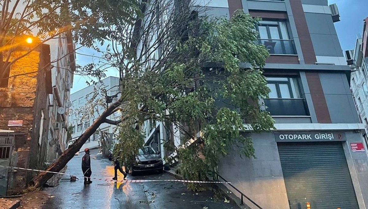 İstanbul'da sağanak: Trafik yoğunluğu yüzde 80'i gördü