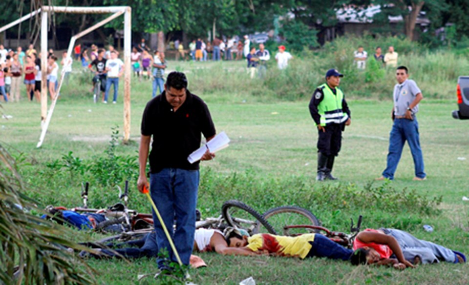 Futbol sahasına saldırı: 14 ölü - 1